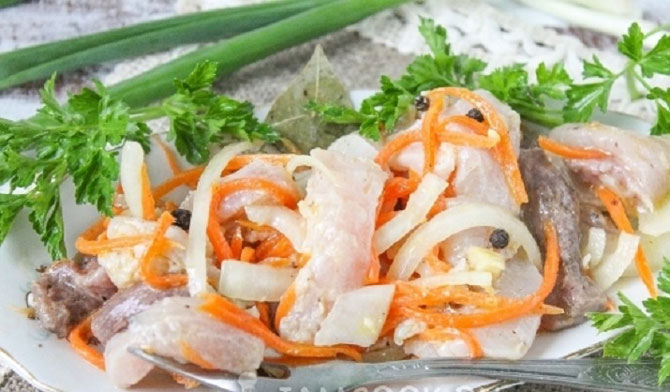 Украшение блюда с маринованным толстолобиком зеленью Маринованная рыба с зеленью
