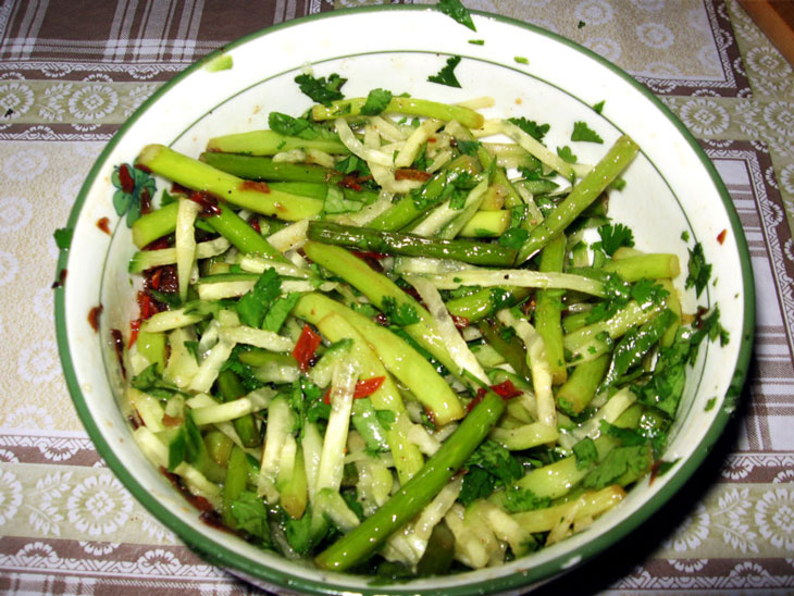 Фото маринованного зеленого лука с перцем