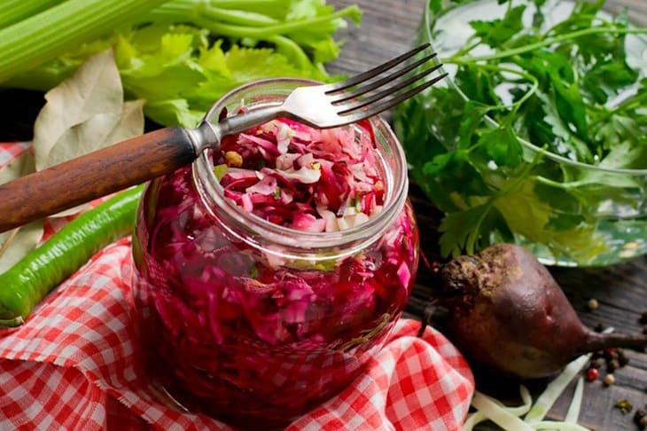 Благодаря свекле другие овощи приобретает насыщенный алый цвет