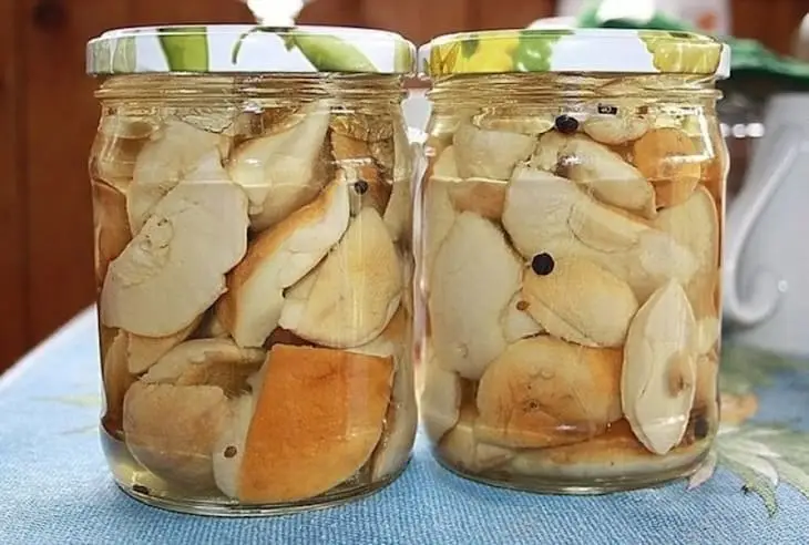 Отличная закуска – белые грибочки в маринаде