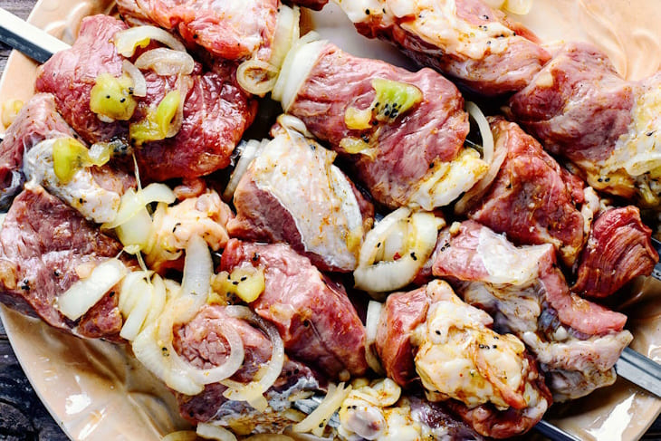 сочный и пряный маринад для мяса Мясо, маринованное со специями и яблочным уксусом