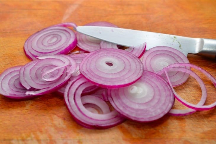 Лук кольцами для маринования должен быть не более 0.5 см