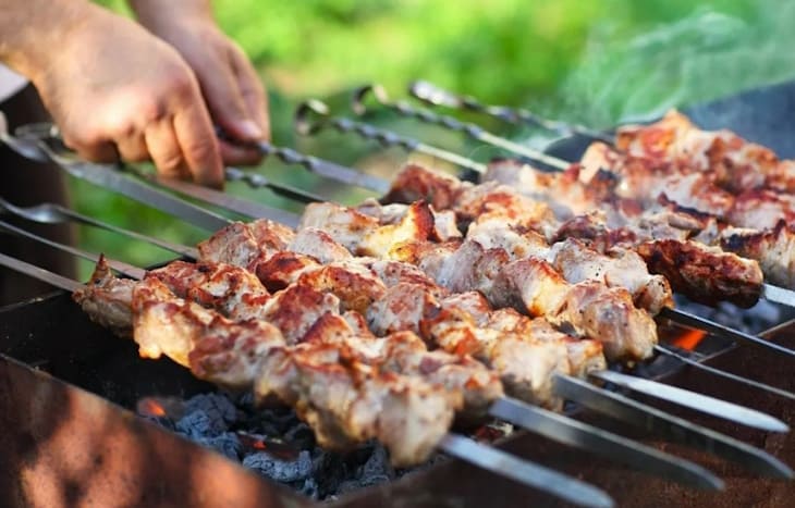 как равномерно прожарить шашлык Одинаковый размер кусочков обеспечит равномерную прожарку