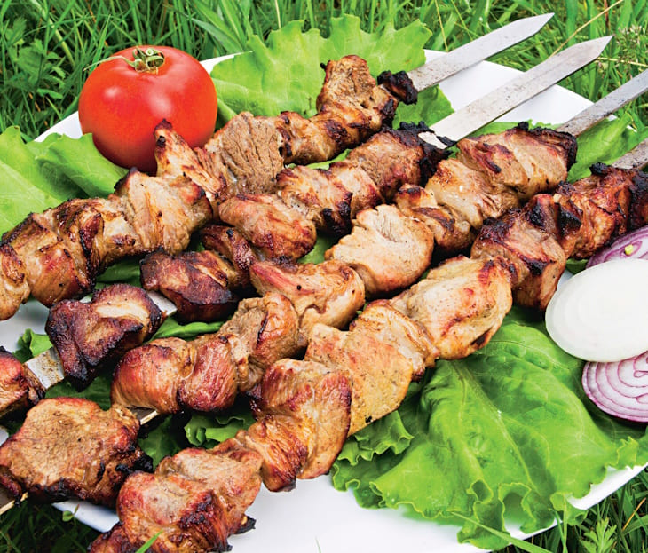 насадить и пожарить шашлык Правильная плотность насаживания мяса