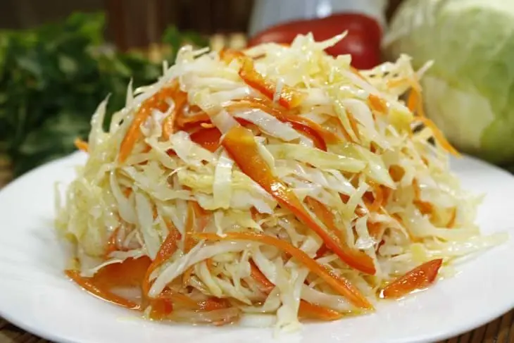 Салат из нескольких видов капусты для сидящих на диете
