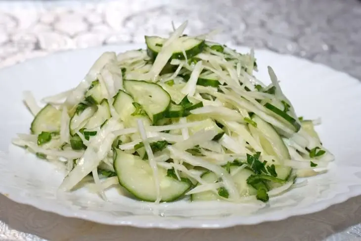 Салат из овоща дополняют свежие огурцы