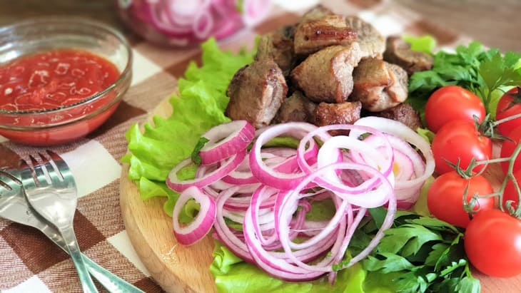 Закуска из красного и белого лука к шашлыку