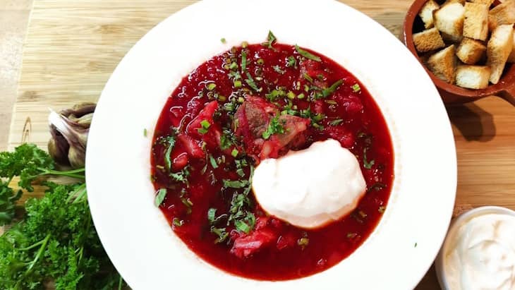 Борщ с уксусом и сахаром дополняется домашней сметаной