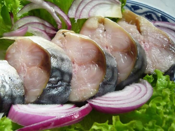 Помните лук, чтобы он пустил сок