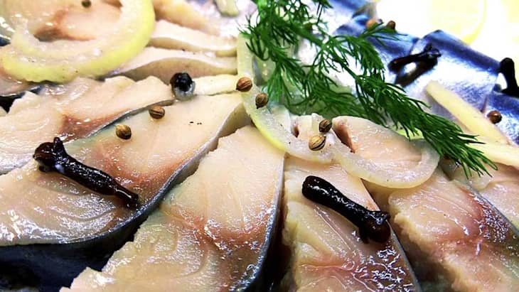 Рыбу маринуется кусочками или целыми тушками