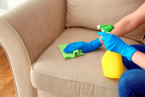 Как почистить диван с помощью уксуса