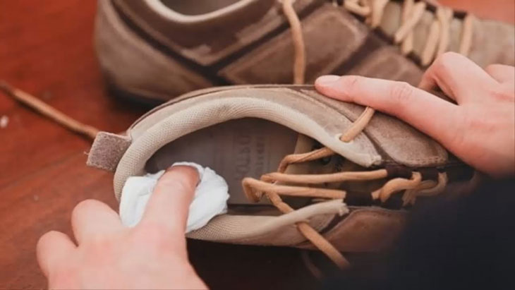 Убрать запах из обуви быстро