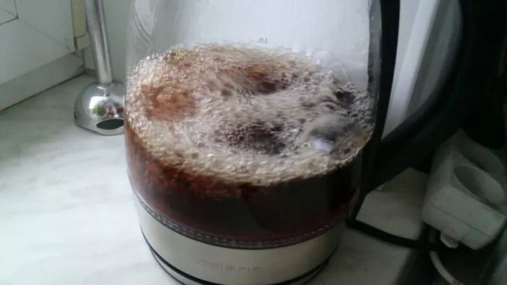 Как чистить чайник колой