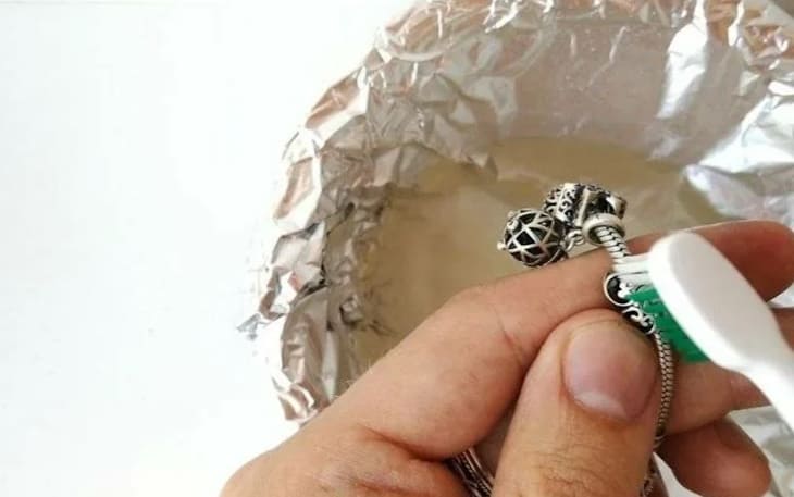 Фольгу можно использовать просто с водой