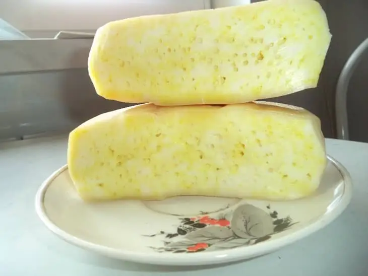 Чтобы сыр приобрел желтизну, добавьте немного куркумы