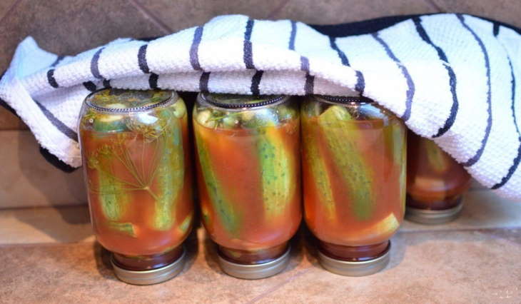 Рецепт позволяет получить сразу две заготовки: огурцы и томатный сок 