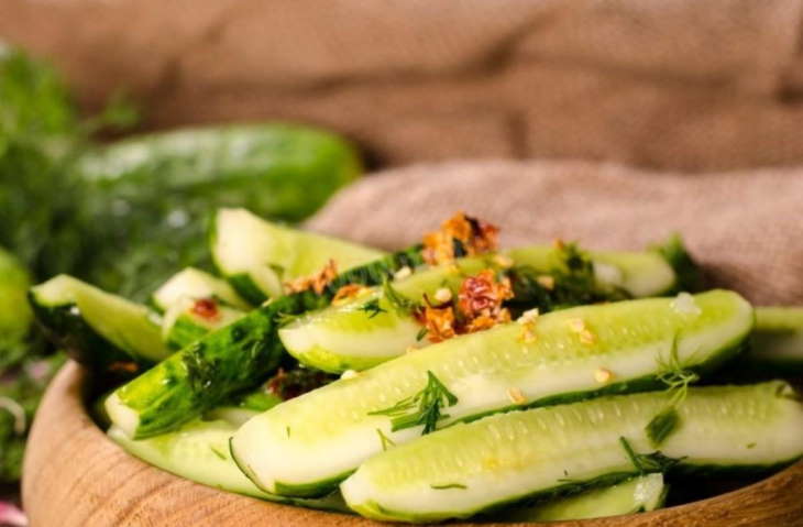 огурцы маринованные с маслом и уксусом Быстро приготовленные огурчики с маслом смотрятся очень аппетитно
