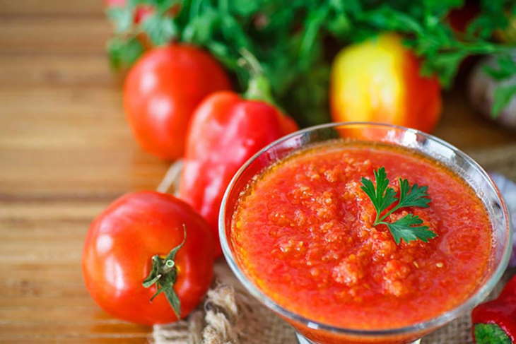 Для того, чтобы получить более жидкую консистенцию, добавьте в массу томаты